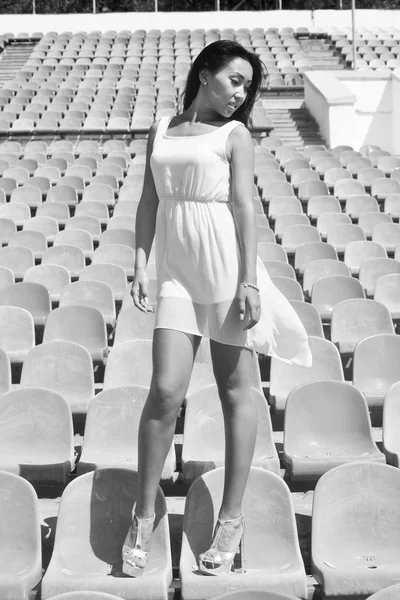 Asian Model Posing на стадионе, стоящем на ярких сиденьях — стоковое фото