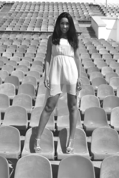 Modelo asiático posando en el estadio de pie sobre los asientos brillantes —  Fotos de Stock