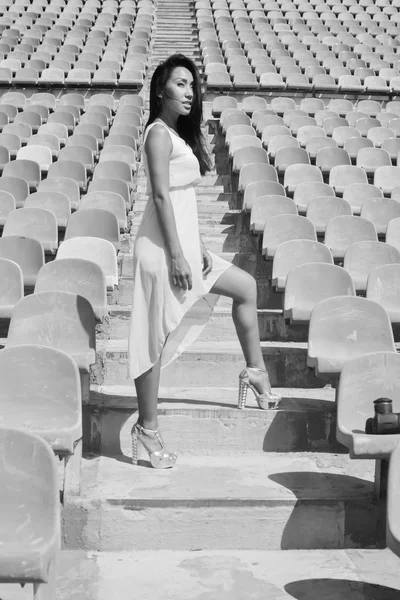 Modelo asiático posando en el estadio de pie sobre los asientos brillantes —  Fotos de Stock
