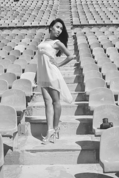 Modelo asiático Posando no estádio em pé sobre os assentos brilhantes — Fotografia de Stock