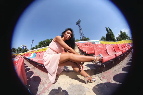 Retrato de modelo asiático posando en el estadio de pie sobre los asientos brillantes —  Fotos de Stock