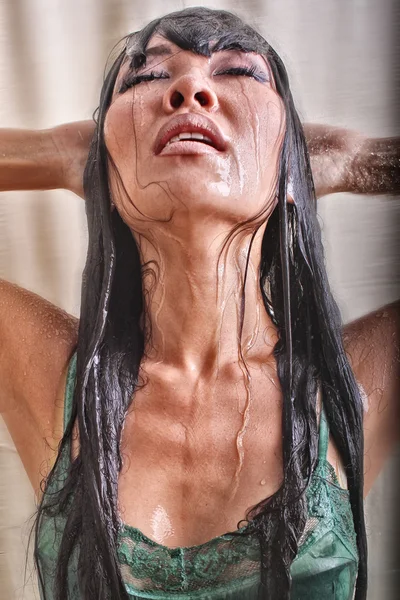 Ritratto di modella asiatica con viso sensuale sotto la doccia — Foto Stock