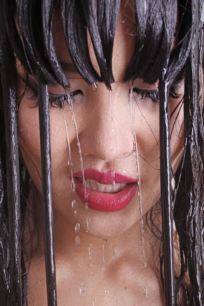 Hermosa modelo joven con pelo largo y húmedo negro, maquillaje ligero, aspecto fresco de verano — Foto de Stock