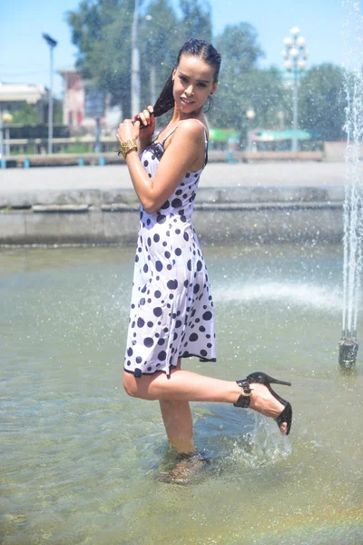 Hermosa mujer asiática en un vestido mojado posando en la fuente —  Fotos de Stock