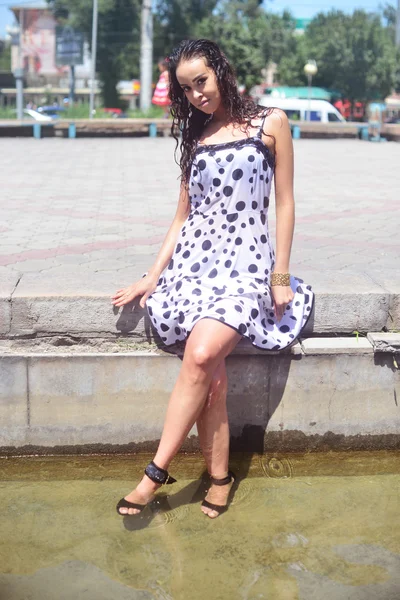 Piękna kobieta Azji w mokry strój i mokre włosy brązowe siedzi ukłonił się nogi w fontannie — Zdjęcie stockowe