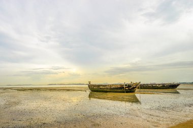 Na Kluea Körfezi 'nden Bang Lamung Sahili, Pattaya, Chonburi, Tayland' a kadar yerel teknenin deniz çamuruna park edişi güzel bir gün batımı manzarası.