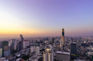 Bangkok, Tayland 'da birçok yüksek binası ve alçak binası olan güzel bir gün batımı şehri.