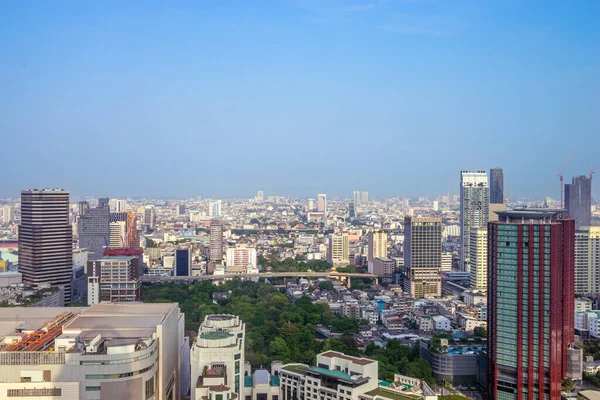 Bangkok, Tayland 'da birçok yüksek binası ve alçak binası olan güzel bir şehir manzarası