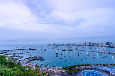 Tayland 'daki Pattaya Körfezi' nde güzel şehir manzaralı sürat teknesi parkı.