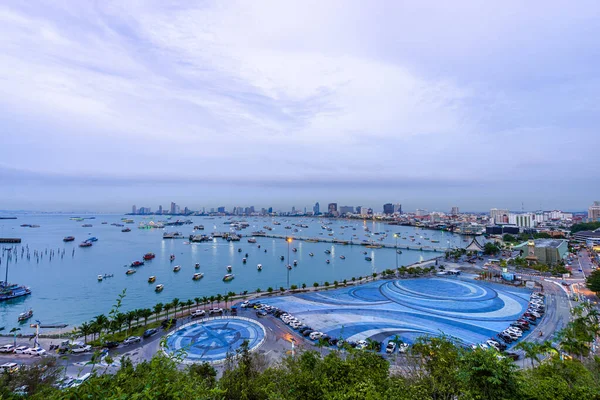 Tayland 'daki Pattaya Körfezi' nde güzel şehir manzaralı sürat teknesi parkı.