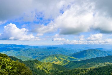 Öğlen vakti Pua, Nan, Tayland 'da yer alan açık gölgeli güzel Doi Sakad dağı, çayır ve ormanla kaplı..