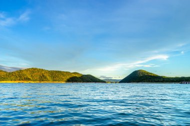 Gökyüzündeki güneş ışığı gölgesinde güzel manzara ve barajdaki su (Srinakarin barajı, Kanchanaburi, Tayland)