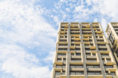 Taipei, Tayvan 'ın Zhongshan semtinde Xiangtian tapınağına yakın Songjiang yolunda büyük bir bina var.