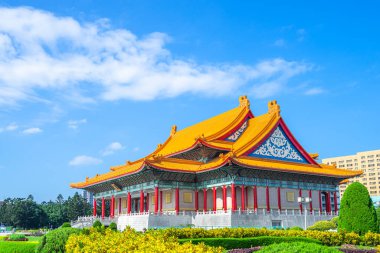 Tayvan 'da tiyatro için kullanılan eski binayla halka açık güzel bir manzara. (Chiang Kai Shek Tiyatrosu, Zhongzheng, Taipei)