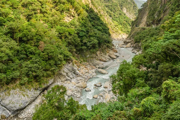 Vadinin içindeki yeşil ormanlı nehrin güzel doğal manzarası. Shakadang Nehri, Yanzikou 'daki Swallow Grotto, Taroko Ulusal Parkı, Hualien, Tayvan)