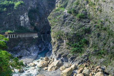Dağ kayasının güzel doğal manzarası. Nehir ve yürüyüş yolu var. Shakadang Nehri, Swallow Grotto, Yanzikou, Taroko, Hualien, Tayvan.)