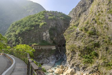 Dağ kayasının güzel doğal manzarası. Nehir ve yürüyüş yolu var. Shakadang Nehri, Swallow Grotto, Yanzikou, Taroko, Hualien, Tayvan.)