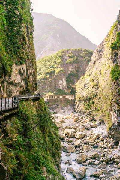 Dağ kayasının güzel doğal manzarası. Nehir ve yürüyüş yolu var. Shakadang Nehri, Swallow Grotto, Yanzikou, Taroko, Hualien, Tayvan.)
