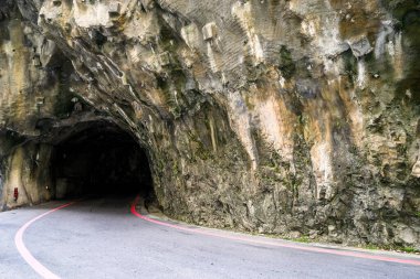 Güzel tünel doğal kaya kayalıklarla yutmak mağara Yanzikou, Taroko Milli Parkı, Hualien, Tayvan.