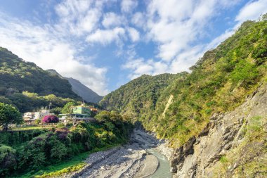 Dağ boyunca nehir olan güzel bir dinlenme alanı manzarası. (Tienxiang, Tienhsiang, Tienfeng, Taroko, Hualien, Tayvan)