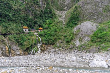 Nehrin aşağısında şelaleli kişniş türbesinin güzel manzarası. (Changchun, Shakadang, Taroko, Hualien, Tayvan)