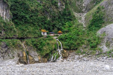 Nehrin aşağısında şelaleli kişniş türbesinin güzel manzarası. (Changchun, Shakadang, Taroko, Hualien, Tayvan)