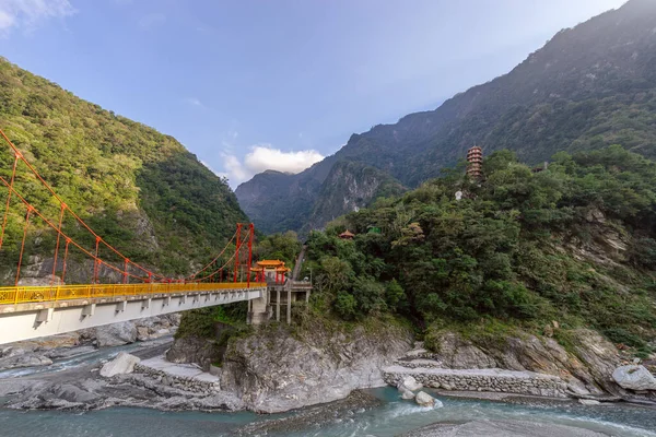 Nehir boyunca uzanan uzun köprüyle dağdaki pagoda 'nın güzel manzarası. (Tianfeng, Tiphoang, Taroko, Hualien, Tayvan.
