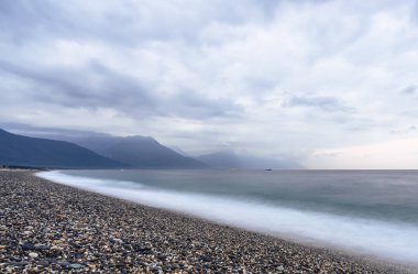 Geniş taşlı plajı olan güzel bir okyanus manzarası. (Qixingtan Kumsal Dinlenme Bölgesi Hualien City, Tayvan)