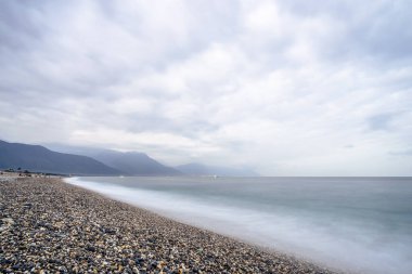 Geniş taşlı plajı olan güzel bir okyanus manzarası. (Qixingtan Kumsal Dinlenme Bölgesi Hualien City, Tayvan)