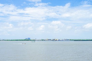 Samut Prakan şehriyle Chao Praya nehrine yelken açmak için güzel doğal manzara ve insan hayatı.