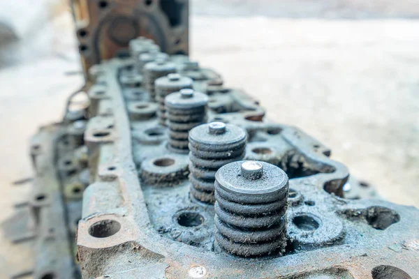 Sekiz motor bloğundaki pistonların üzerindeki eski yağ lekeleri veya tekne botu için kullanılan silindir bloğu.