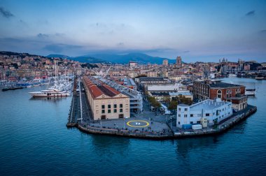 GENOA, ITALY - 21 Ekim 2021: Cenova, İtalya 'daki Cenova' daki tarihi pamuk deposundaki Kongre Merkezi. Gün batımında deniz manzarası ve yatlar.