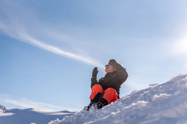 Criança Sentada Neve Uma Menina Asiática Esqui Óculos Sol Luvas — Fotografia de Stock