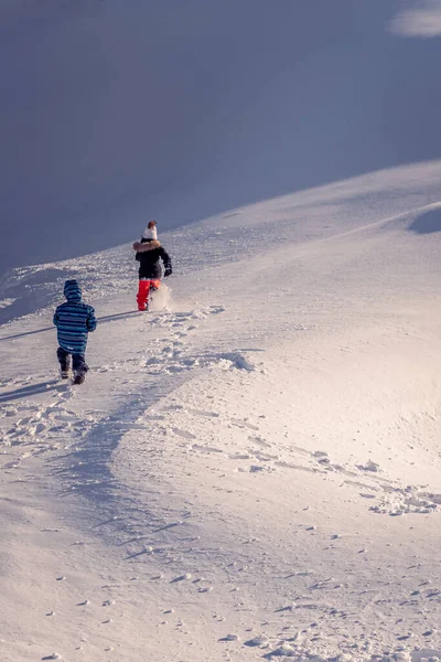 아이들 속에서 있습니다 아시아인 소녀는 겨울에 스키를 하이킹을 — 스톡 사진