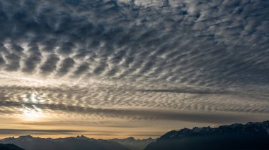 Dağların üzerinden gün doğumu. Dramatik bir gökyüzü. Lozan, İsviçre. Doğada güzellik.