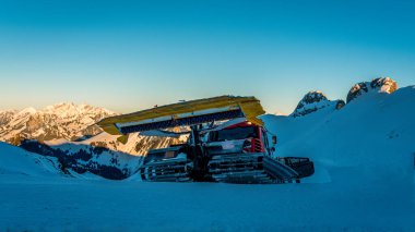 Karlı bir yolda kar küreme aracı. Kar temizliği. Kar tımarcısı.