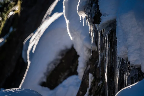 Isstruktur Istappar Kanten Berget Med Snö Solig Dag — Stockfoto