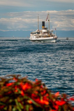 Morges, Vaud Canton, İsviçre - 21.06.2021: Cenevre Gölü 'nde yolcu taşıyan Suisse vapuru. Yazın CGN teknesi.