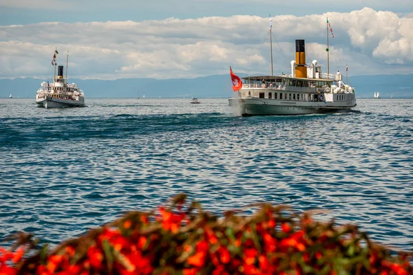 Morges, Vaud Canton, İsviçre - 21.06.2021: Cenevre Gölü 'nde yolcu taşıyan Suisse vapuru. Yazın CGN teknesi.