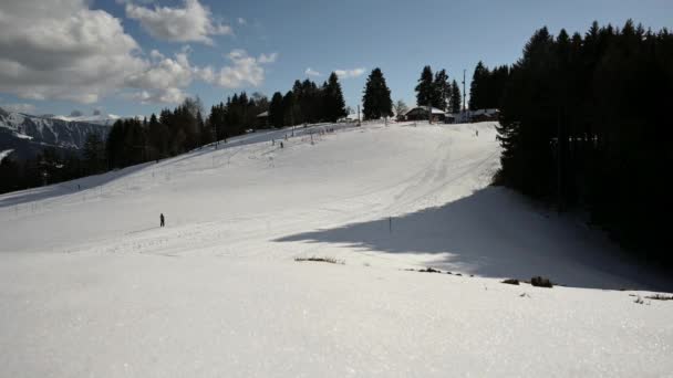 Caducidad Gente Esquiando Nieve Gente Sentada Telesilla Agarrando Cuerda Vacaciones — Vídeos de Stock