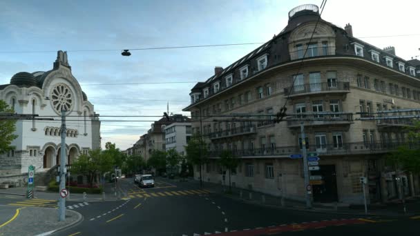 通勤时间一天到晚过去了 汽车和公共汽车的城市生活 过路的人瑞士洛桑 — 图库视频影像