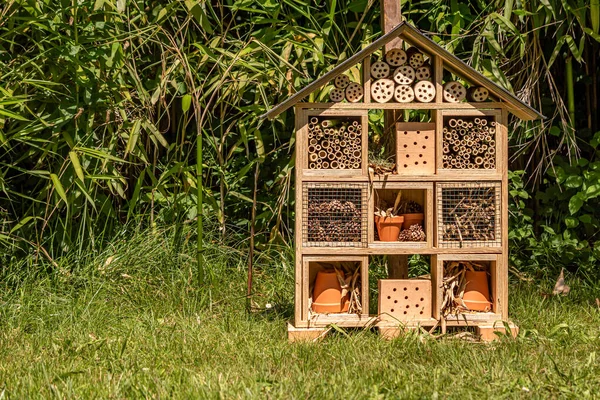 Rumah Serangga Taman Hotel Bug Taman Dengan Tanaman Dan Bunga — Stok Foto