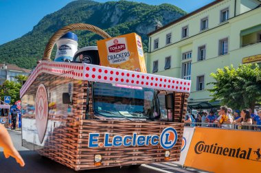 Aigle, Valais Canton, İsviçre -10.07.2022: İsviçre 'deki Fransa Turu karavanında E.Leclerc' in bir reklam arabasının geçişi.