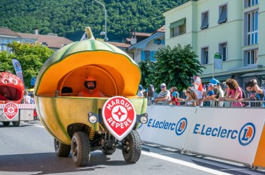 Aigle, Valais Canton, İsviçre -10.07.2022: İsviçre 'deki Fransa Turu karavanında E.Leclerc' in bir reklam arabasının geçişi.