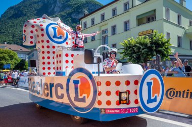 Aigle, Valais Canton, İsviçre -10.07.2022: İsviçre 'deki Fransa Turu karavanında E.Leclerc' in bir reklam arabasının geçişi.
