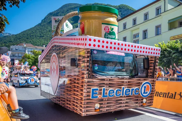 Aigle, Valais Canton, İsviçre -10.07.2022: İsviçre 'deki Fransa Turu karavanında E.Leclerc' in bir reklam arabasının geçişi.
