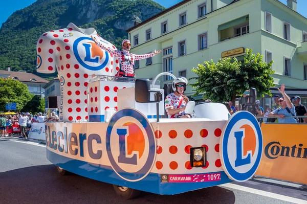 Aigle, Valais Canton, İsviçre -10.07.2022: İsviçre 'deki Fransa Turu karavanında E.Leclerc' in bir reklam arabasının geçişi.