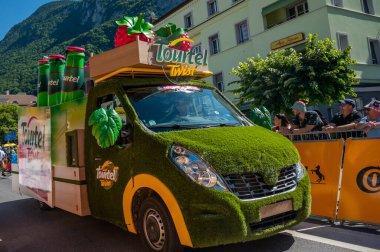 Aigle, Valais Canton, İsviçre -10.07.2022: İsviçre 'de Fransa Bisiklet Turu' nun ünlü karavanında Tourtel Twist 'in bir reklam arabasının geçişi.