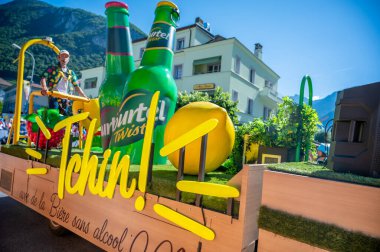 Aigle, Valais Canton, İsviçre -10.07.2022: İsviçre 'de Fransa Bisiklet Turu' nun ünlü karavanında Tourtel Twist 'in bir reklam arabasının geçişi.
