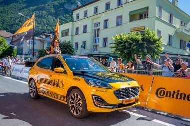 Aigle, Valais Canton, İsviçre -10.07.2022: İsviçre 'deki Tour de France karavanında Continental' in bir reklam arabasının geçişi.